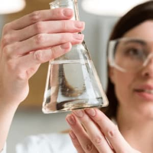 bicchiere con campione acqua potabile per analizzare l'acqua