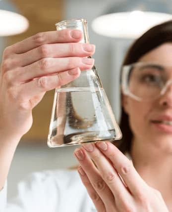 bicchiere con campione acqua potabile per analizzare l'acqua