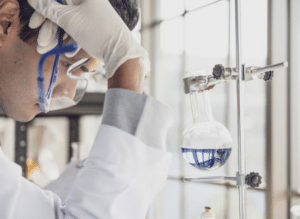 professionista intento a fare le analisi chimiche di un campione di acqua termale