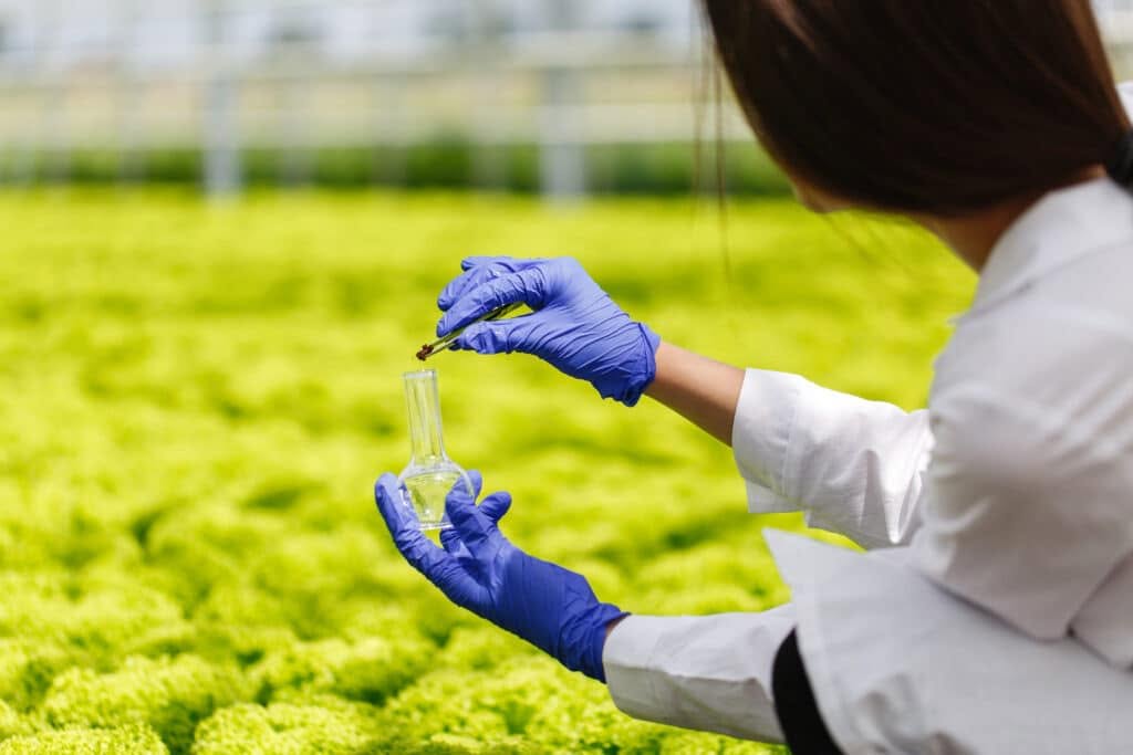 tecnico fa analisi chimica del terreno agricolo